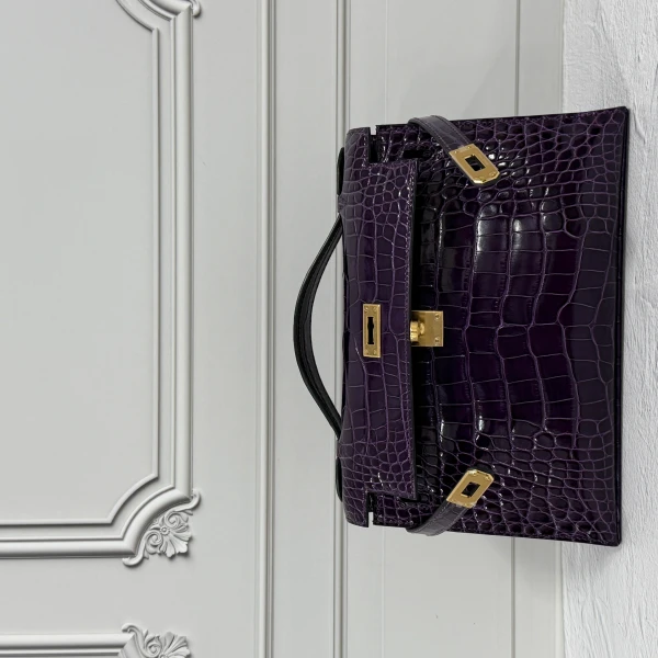 광택 하나로 인상이 달라진 에르메스 악어가죽, 잘못된 관리 후 복원 사례 - 명품수선신사